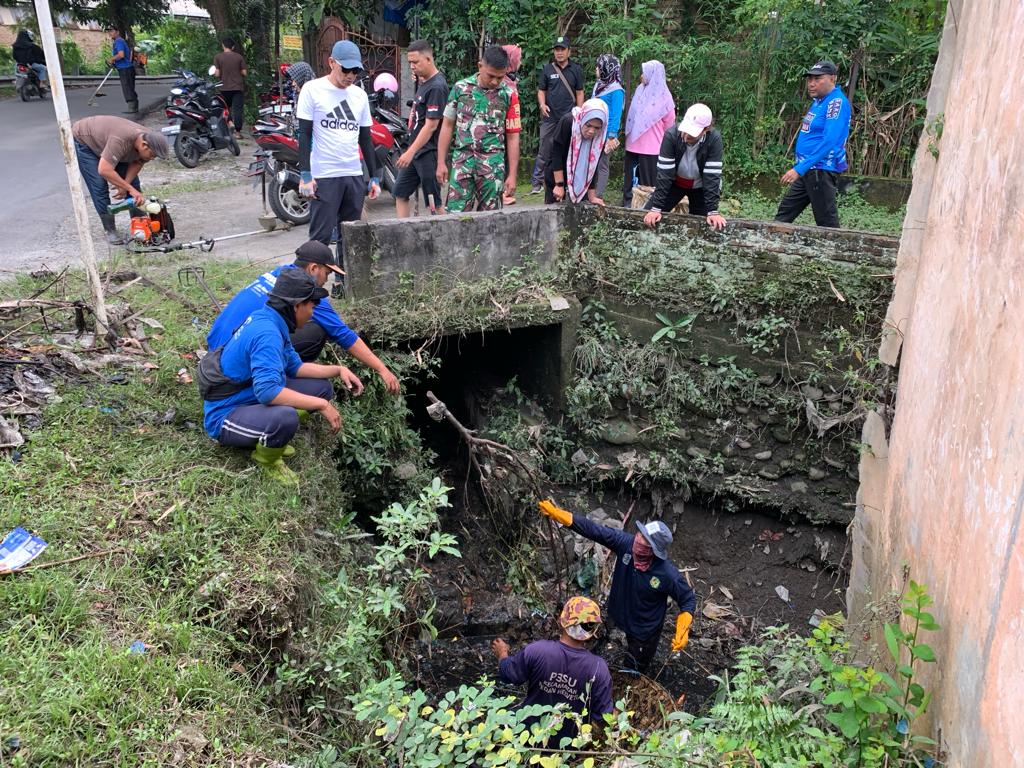 Gotong Royong Warga di Jalan Inspeksi Lingkungan I & II, Kelurahan Sei Sikambing C-II