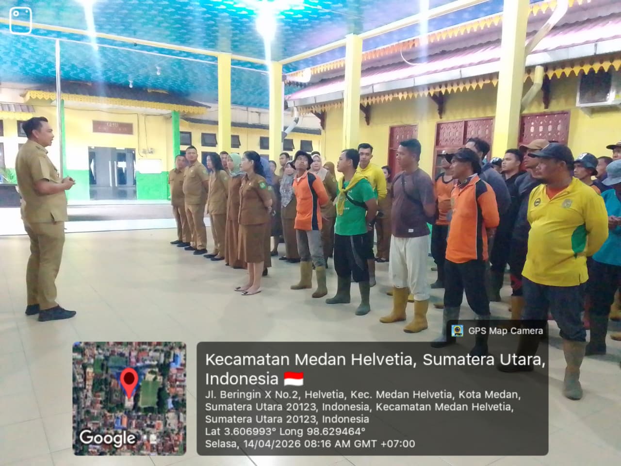 TINGKATKAN DISIPLIN PELAYANAN, CAMAT MEDAN HELVETIA PIMPIN LANGSUNG APEL PAGI ASN